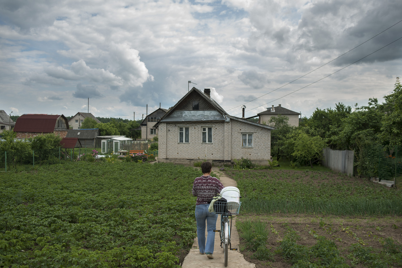 После работы Надежда занимается огородом.