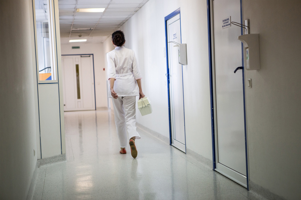 Трансфузиолог с контейнером, в котором находится готовый к пересадке костный мозг.
