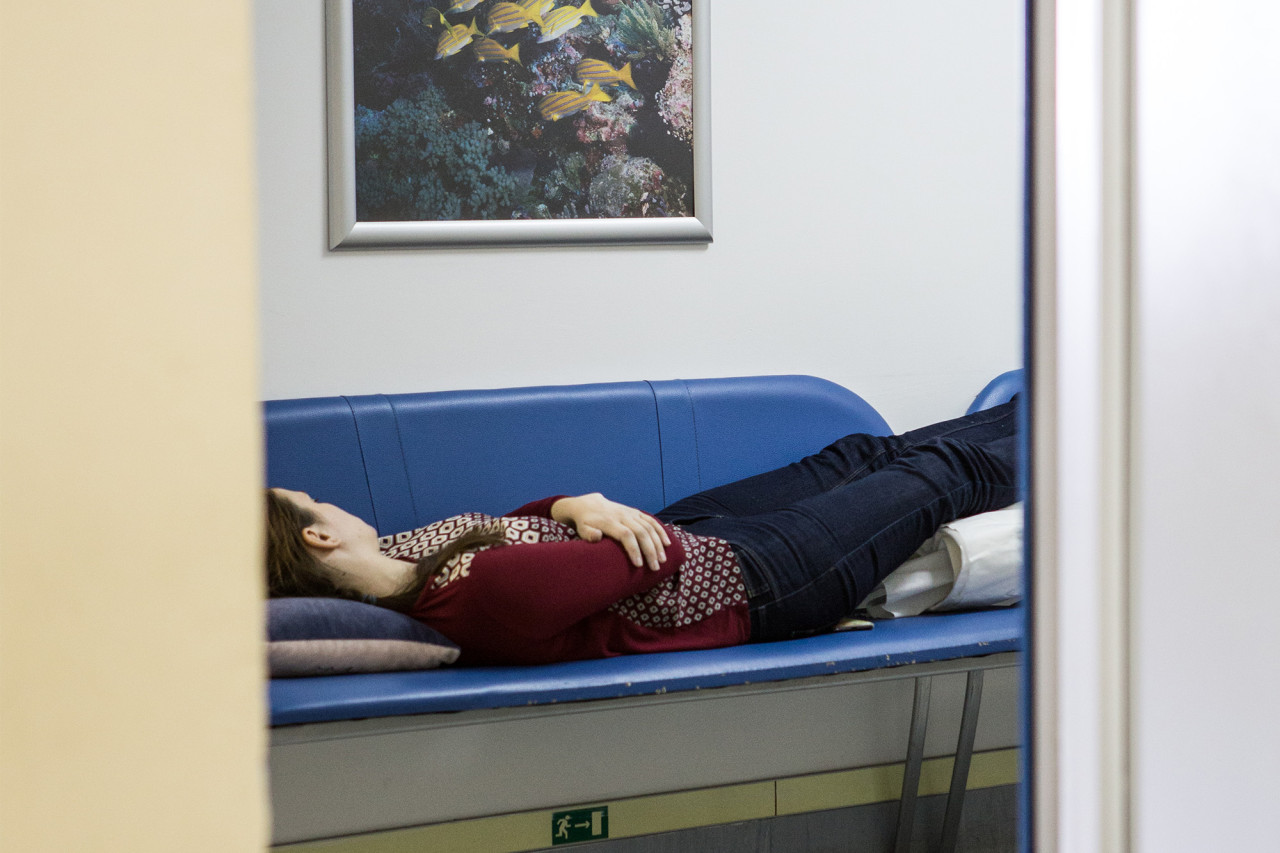 Донор, отдыхающий после операции. 