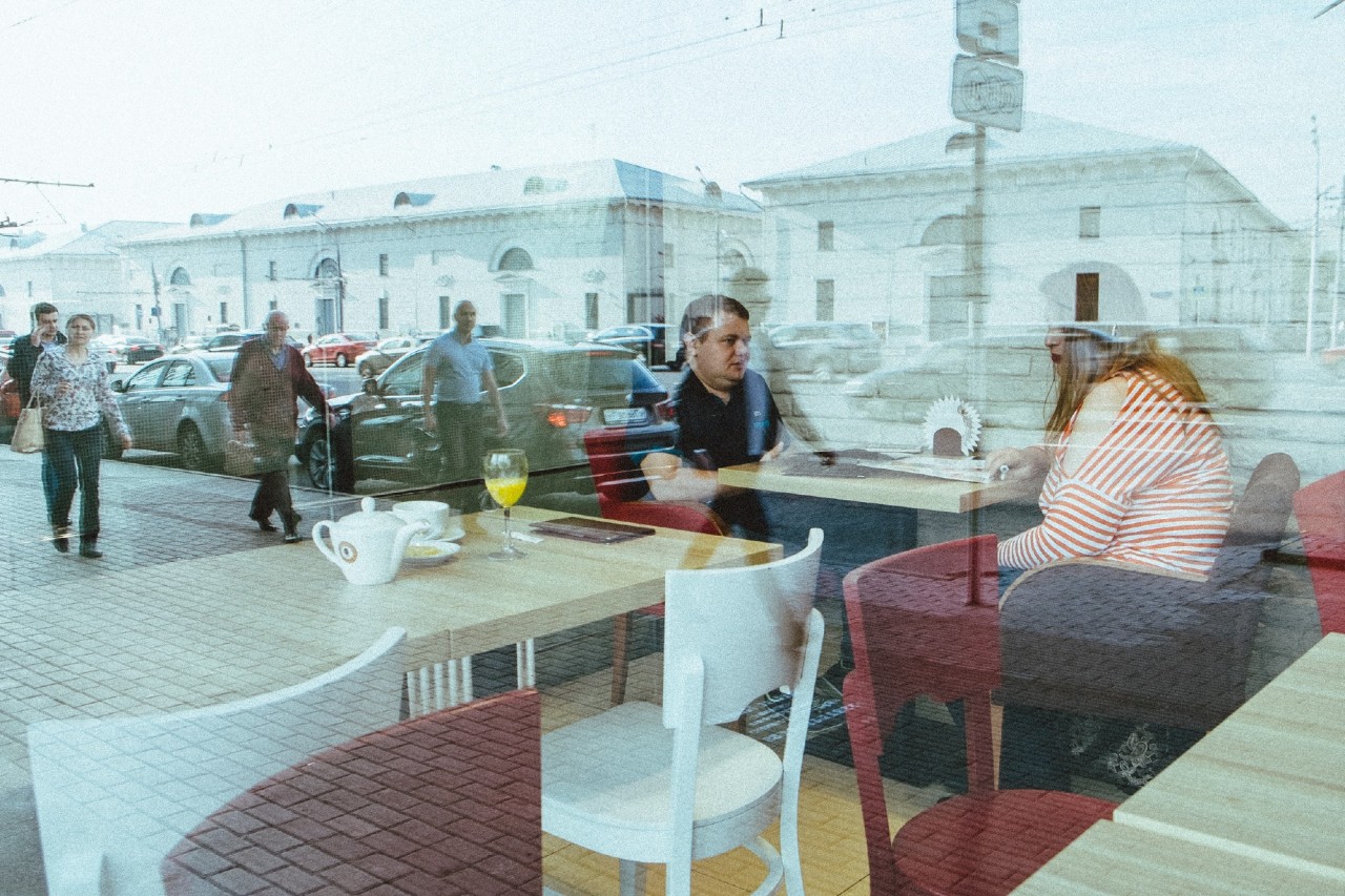 Андрей и Яэль завтракают в кафе