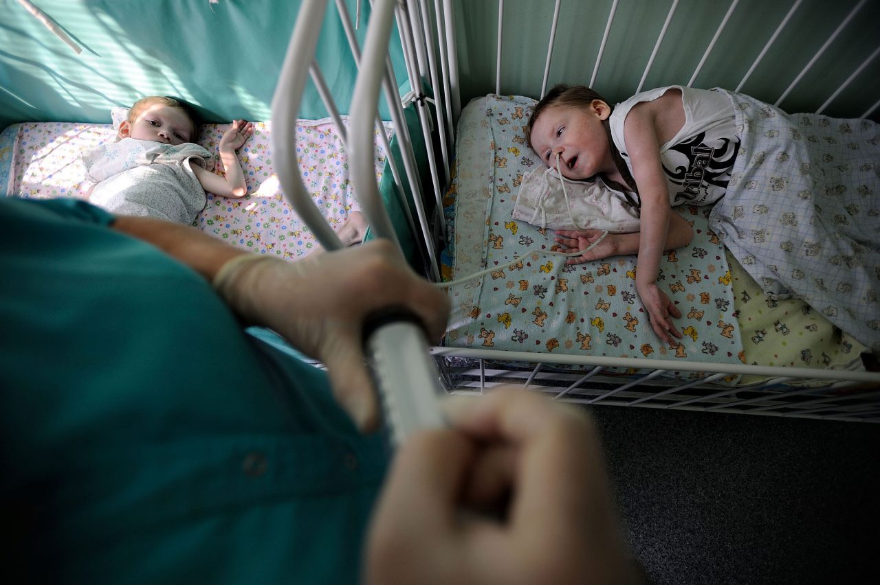 Кормление. Трубка с мелко перемолотой едой вводится в пищевод, с другой стороны используется шприц