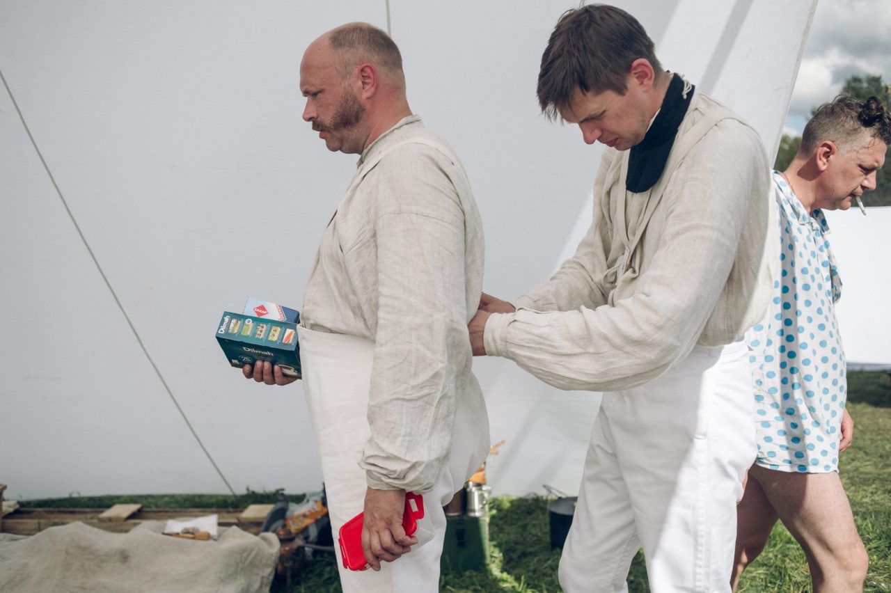 Реконструкторы собираются и одеваются перед генеральной репетицией реконструкции Бородинской битвы