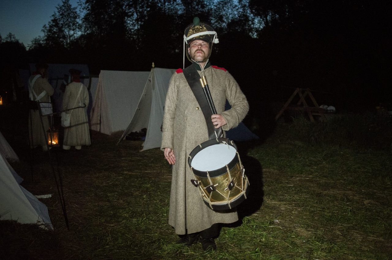 Николай, 37 лет, таксист: «Я барабанщик Морского гвардейского экипажа. Я всегда любил музыку. Я играю на гитаре. У меня есть слух и чувство ритма, поэтому я стараюсь развиваться в этом направлении. Играть на одном барабане — непросто, особенно, если в ансамбле с флейтистом. Все, что я делаю, я делаю в память о своих предках. Один мой дед во Вторую мировую дошел до Берлина. У него были награды, ранения. Второй вернулся из концлагеря. Покалеченный, но живой. Многие сейчас не знают истории. Я стараюсь вкладывать в это всю душу, потому что я не хочу, чтобы наша история была забыта или переписана лживыми писателями»