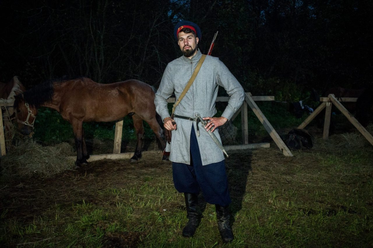 Иван, 27 лет, инженер: «Я реконструирую лейб-гвардии Уральскую казачью сотню. Клуб участвует в сражении лет восемь, я занимаюсь реконструкцией три года, а на Бородине я в первый раз. Мои прямые предки участвовали в Бородинском сражении в этой сотне. Поэтому для меня реконструкция — это способ отдать им дань уважения и почета. Кроме того, это хобби, отдых. Мы тут абстрагируемся от современности. Наш лагерь полностью аутентичный. Мы максимально стараемся приблизить себя к тем условиям, чтобы понять, что чувствовали наши предки»