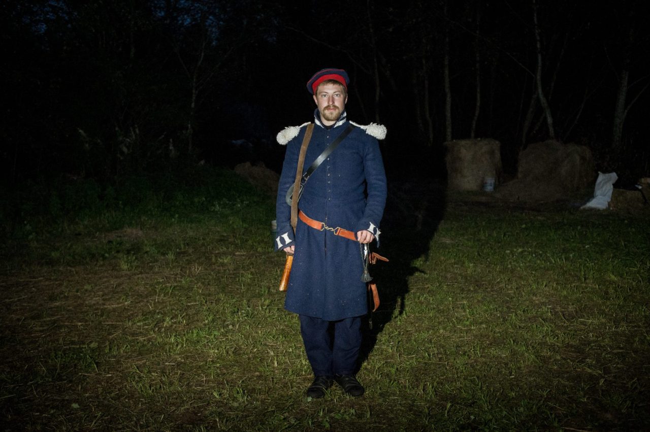 Павел, 30 лет, занимается строительством: «Я представляю лейб-гвардии Уральскую казачью сотню. Я хочу отдать дань своим предкам, потому что они воевали, участвовали в этом. Надеть их справу, вникнуть в их дух, пытаться понять, что они ощущали и как они жили. Я тут первый год. Меня переполняют эмоции. Это грандиозно, ты полностью погружаешься в этот мир»