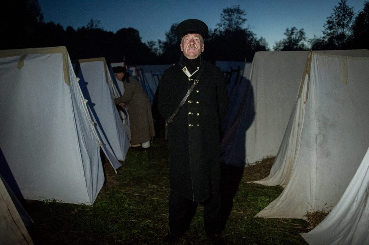 Александр, 57 лет, историк: «Я занимаюсь реконструкцией с 92 года. Мы реконструируем Морской гвардейский экипаж. Для меня военно-историческая реконструкция — смысл жизни. Это важно — возрождать нашу историю, которую мало кто и плохо знает. У нас есть великая военная история. Мы сломали хребет такому врагу, как Наполеон. И сломаем хребет другому врагу, если он захочет напасть»