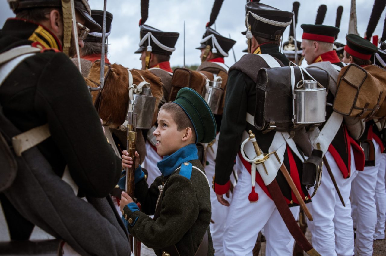 Реконструкторы во время памятного мероприятия около обелиска, посвященного погибшим во время Бородинского сражения