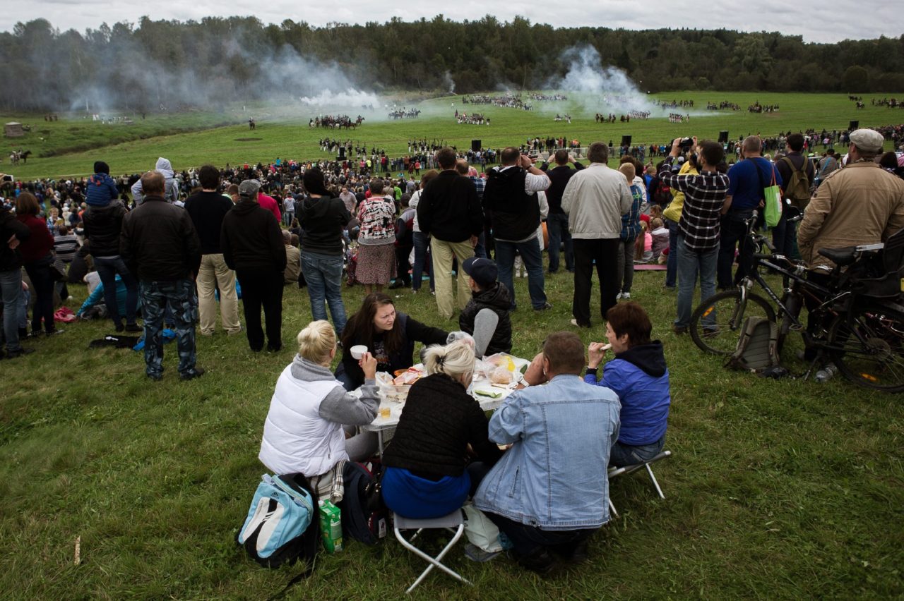 Зрители во время реконструкции Бородинской битвы