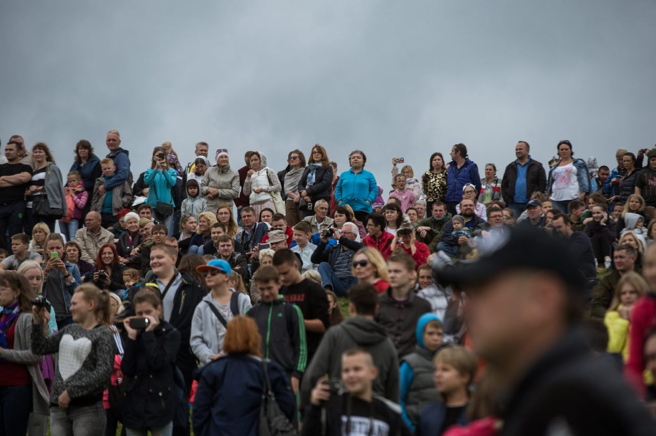 Зрители во время реконструкции Бородинской битвы