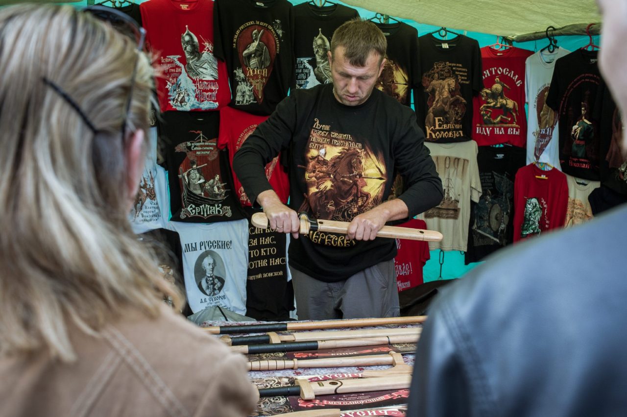 Палатки с сувенирами около музея Бородинской битвы