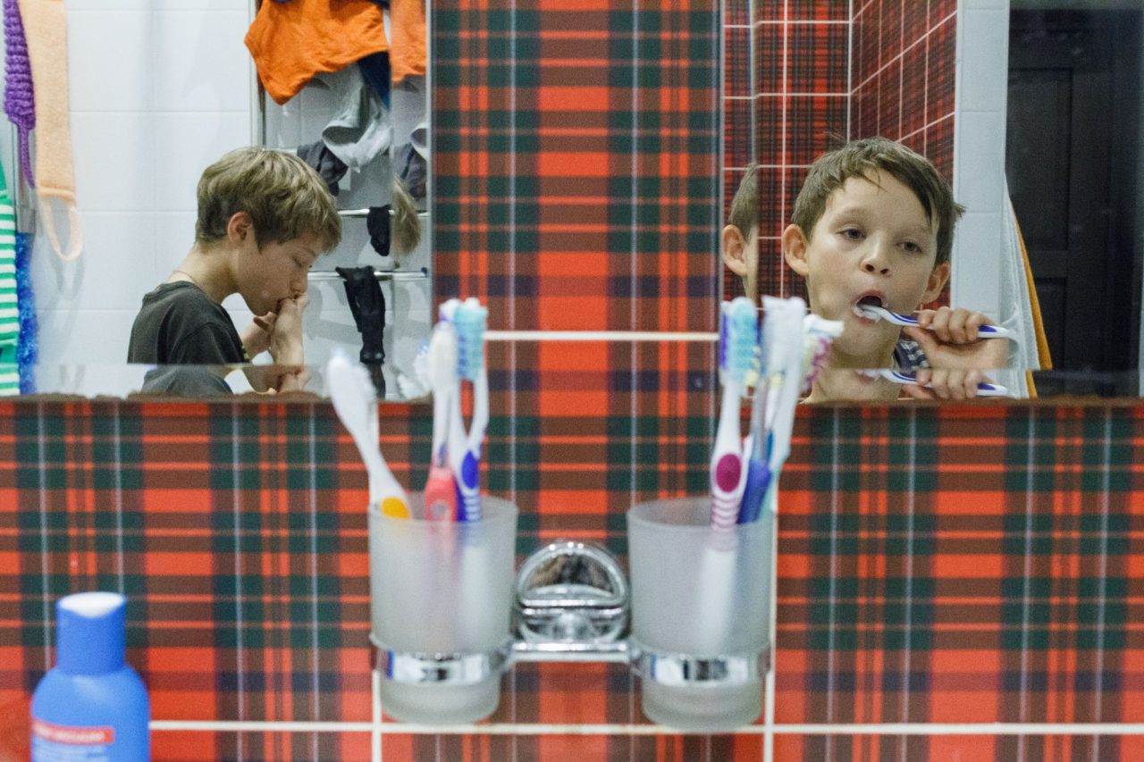 Саша и Игорь чистят зубы
