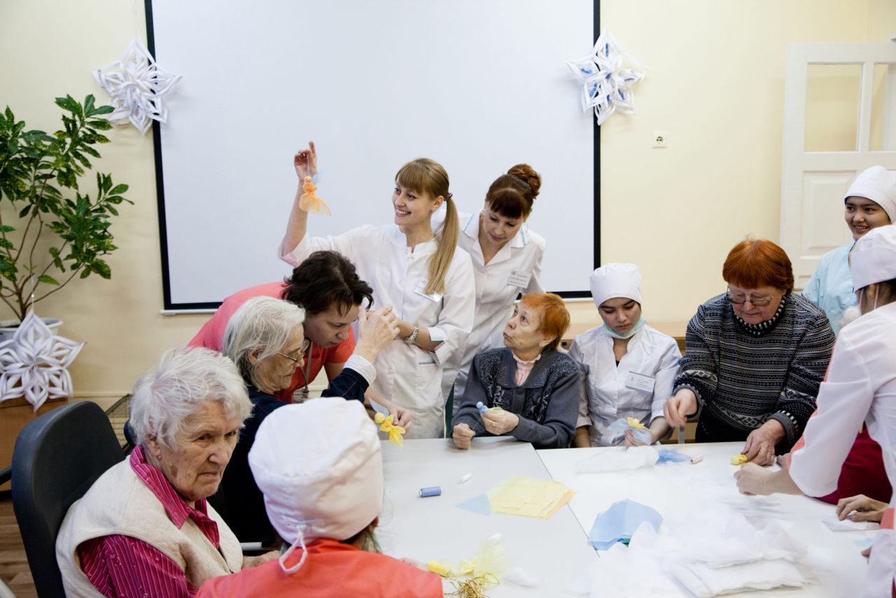 Пациенты и сотрудники отделения на мастер-классе по созданию ангелочков из обрезков ткани