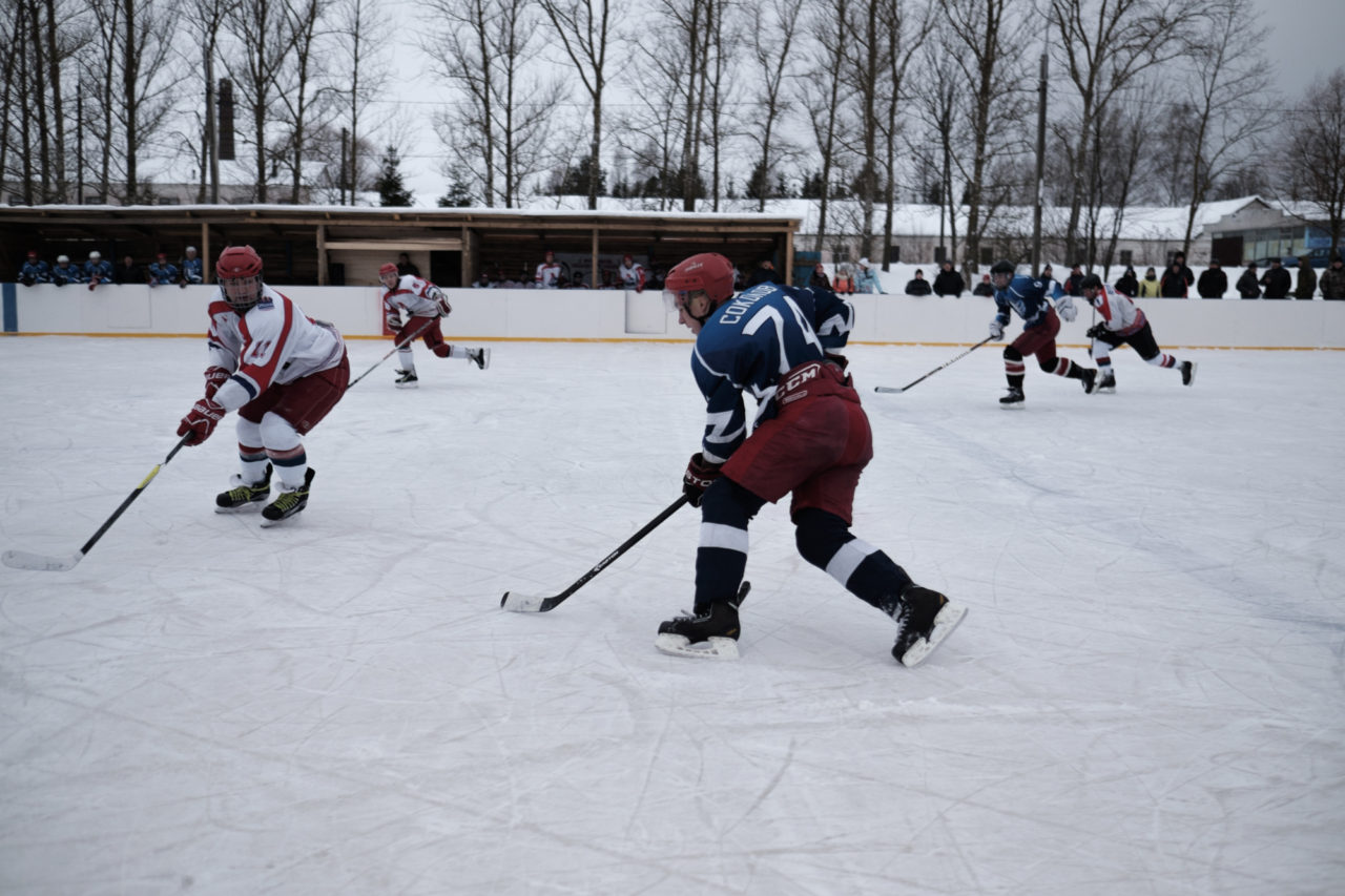 Игра взрослых команд в день открытия хоккейного сезона в Данилове