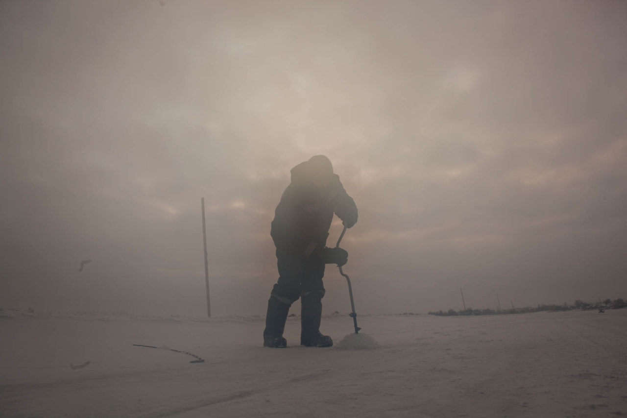 Андрей проверяет толщину льда