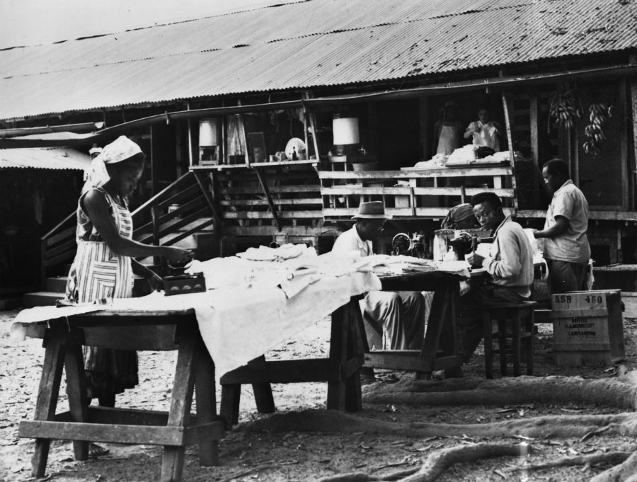 19 июля 1959 года. Местные жители помогают стирать, гладить и чинить белье при больнице в Ламбарене