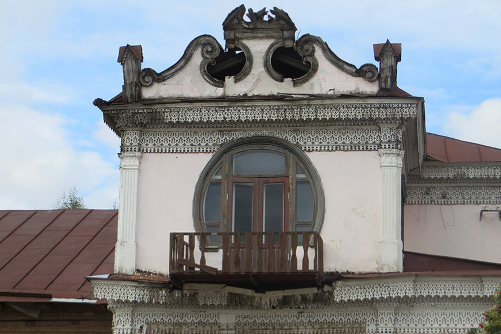 Общий вид фронтона парадной части дома до начала реставрации