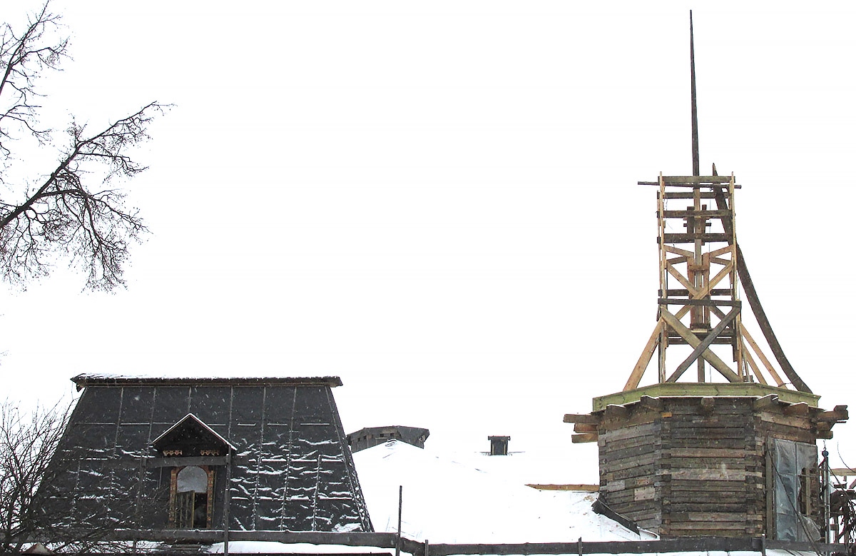 В конце декабря 2019 года на вершину башни был поднят и установлен новый шпиль. Слева — элемент выступающей крыши-шатра. Такое исполнение кровли было характерно для неорусского стиля конца XIX и начала XX века в России