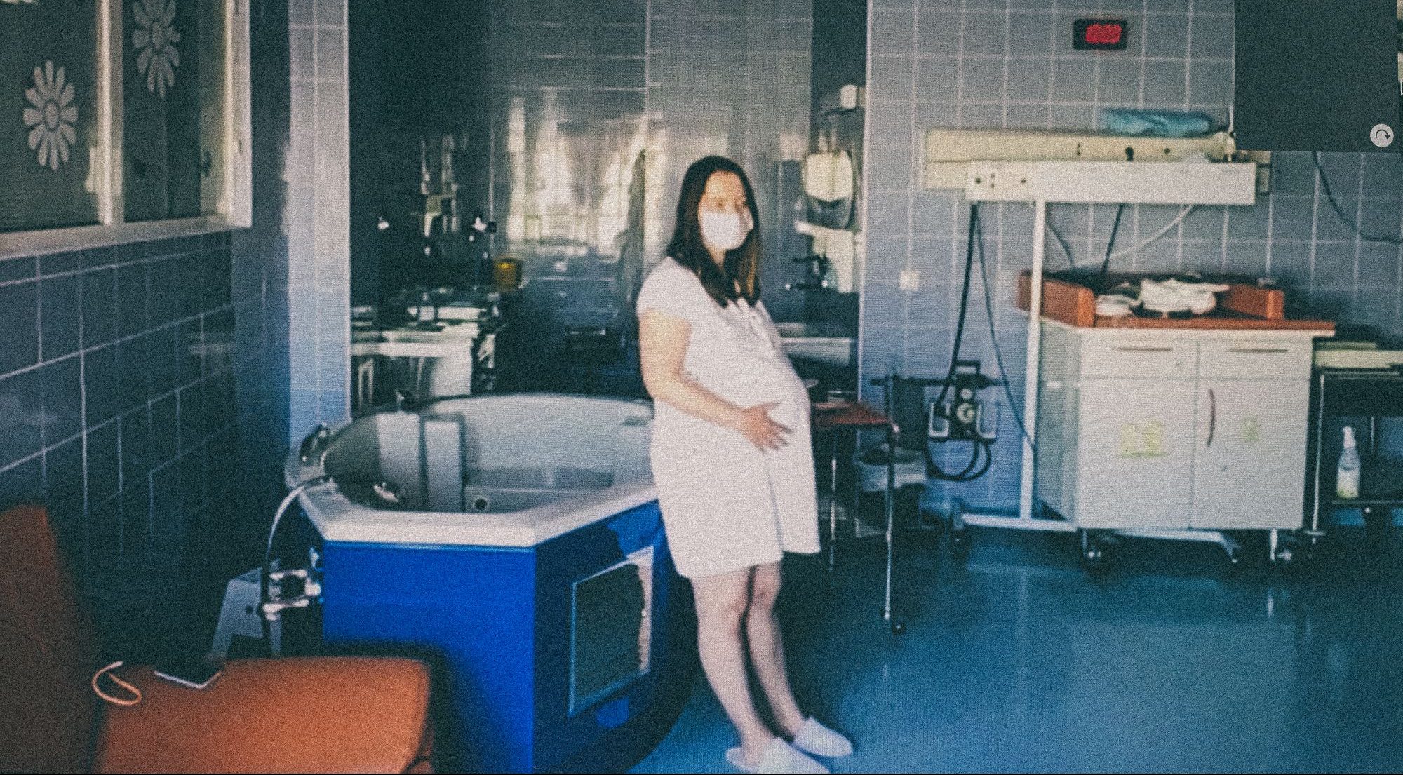 Беременность ведение роддом. Женщина на родильном столе. Женщина на фоне роддома.