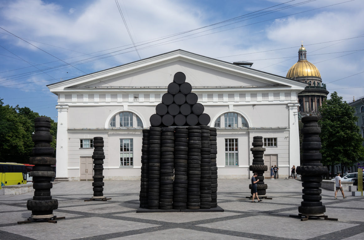 В Санкт-Петербурге художник Сергей Катран и объединение "АрхАтака" построили капеллу из автомобильных покрышек, чтобы привлечь внимание к теме грамотного обращения с отходами. Инсталляция создана в рамках фестиваля искусства и музыки Gamma. 