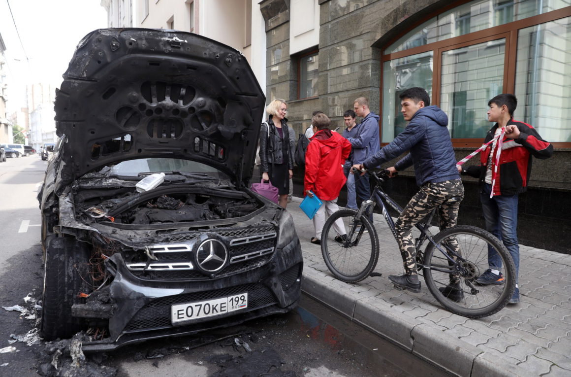 Утром 11 сентября в Староконюшенном переулке Москвы сгорели два автомобиля. Машины находились около офиса адвоката Константина Добрынина, защищающего интересы режиссера Алексея Учителя